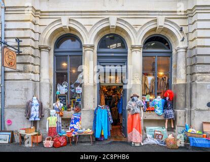 Fate shopping su Harbour Street nello storico quartiere Vittoriano, Oamaru, Nuova Zelanda Foto Stock