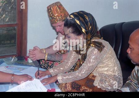 tradizionale cerimonia di nozze giavanese tra coppia di razza mista nel villaggio rurale est java indonesia 2002 Foto Stock