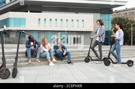 Cinque amici felici che trascorrono il tempo insieme nel parco moderno Foto Stock