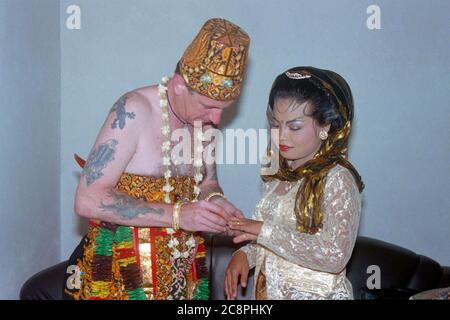 tradizionale cerimonia di nozze giavanese tra coppia di razza mista nel villaggio rurale est java indonesia 2002 Foto Stock