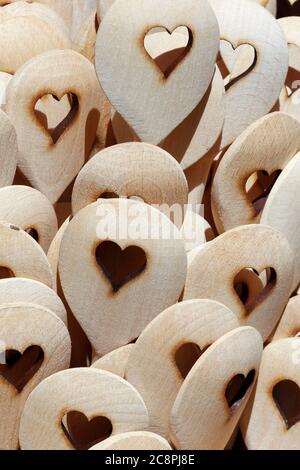 Chiudere fino a mano in legno rustico mestoli con scolpito forma di cuore al mercato retail display di stallo Foto Stock