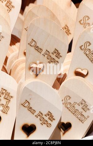 Primo piano cucchiai rustici in legno fatti a mano con forma a cuore intagliato al dettaglio esposizione di mercato. Pelliccia den popo = per il fondo Fur schatzi = Fo Foto Stock