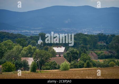 Dobrocin villaggio sotto le montagne di Sowie bassa Slesia Polonia Foto Stock