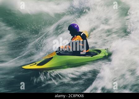 Pagaie per kayak di whitewater e surds grandi rapide di fiume su un fiume che scorre veloce Foto Stock