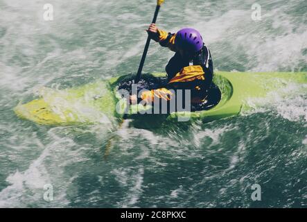 Pagaie per kayak di whitewater e surds grandi rapide di fiume su un fiume che scorre veloce Foto Stock