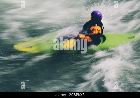 Pagaie per kayak di whitewater e surds grandi rapide di fiume su un fiume che scorre veloce Foto Stock