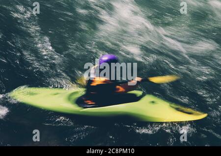 Pagaie per kayak di whitewater e surds grandi rapide di fiume su un fiume che scorre veloce Foto Stock