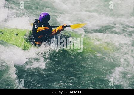 Pagaie per kayak di whitewater e surds grandi rapide di fiume su un fiume che scorre veloce Foto Stock