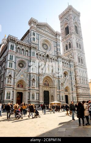 FIRENZE, ITALIA - FEBBRAIO 11 2018: Facciata della famosa basilica di Santa Maria del Fiore, cattedrale di Firenze, o Foto Stock