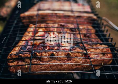 Grandi piatti di carne di costolette di maiale su un barbecue - griglia cortile Foto Stock