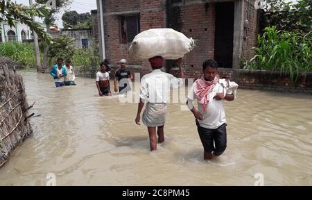 Bihar, India. 26 luglio 2020. Gli abitanti del villaggio si sono riversati nelle acque alluvionali del distretto di Darbhanga, stato orientale dell'India di Bihar, 26 luglio 2020. Almeno 10 persone sono state uccise e quasi 1.5 milioni di persone sono state colpite da inondazioni in 11 distretti nello stato orientale indiano di Bihar, il dipartimento di gestione delle catastrofi statali ha detto in un bollettino di domenica. Credit: Sr/Xinhua/Alamy Live News Foto Stock