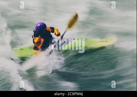 Pagaie per kayak di whitewater e surds grandi rapide di fiume su un fiume che scorre veloce Foto Stock