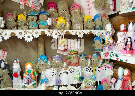 Bambola motanka ragazza - un antico amuleto per la protezione contro la magia. Bambola in tessuto fatta a mano, giocattoli etnici . Bielorussia Foto Stock