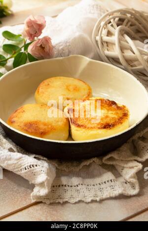 Deliziosi frittelle di formaggio cottage su padella rustica, immagine verticale Foto Stock