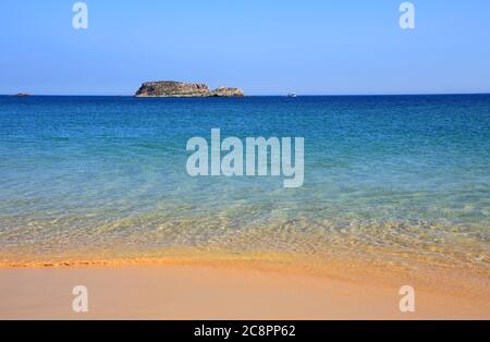 Portogallo, Algarve, Sagres, bellissimo oceano Atlantico turchese con acqua cristallina che si lava su una spiaggia deserta Martinhal con sabbia finissima. Foto Stock