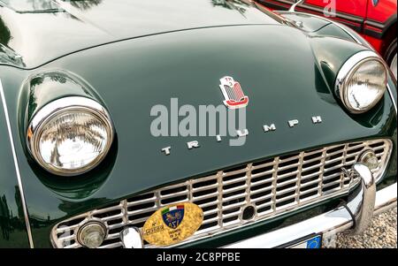 Varese, Italia - 2 marzo 2019: Il fronte della classica sportiva Triumph, modello TR3, realizzata in Inghilterra nel 1957, parcheggiata nel centro storico di Varese Foto Stock