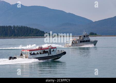 Juneau, Alaska. USA - Jul, 24, 2018. Barca di avvistamento delle balene alla ricerca di megattere a Auke Bay, Alaska Foto Stock