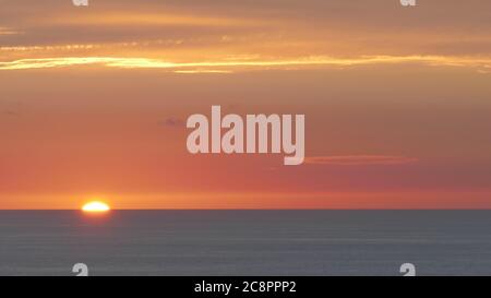 Tramonto e riflessioni nel Mar Cantabrico, Paesi Baschi. Foto Stock