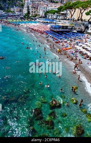 Italia, Campania, Amalfi - 16 Agosto 2019 - Vista sulla spettacolare spiaggia di Amalfi Foto Stock