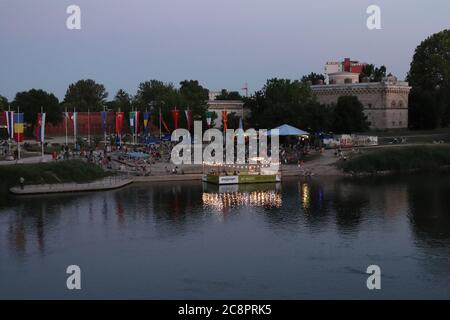 Ingolstadt, Baviera/Germania - Luglio 03 2019: Area eventi 'Donaustrand' situata sul fiume Donau nella cittadina bavarese di Ingolstadt Foto Stock