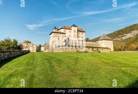 Veduta di Castel Thun, castello gotico medievale in cima alla collina, Vigo di Ton, provincia di Trento, Italia Foto Stock