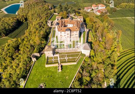 Veduta aerea di Castel Thun, castello gotico medievale in cima alla collina, Vigo di Ton, provincia di Trento, Italia Foto Stock