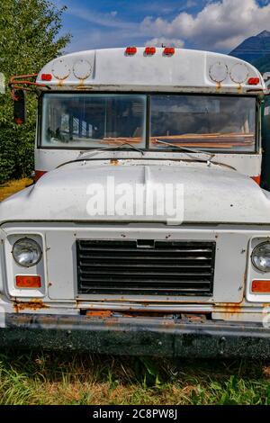 Vecchio autobus della scuola bianca abbandonato a Skaway, Alaska, Stati Uniti Foto Stock