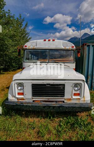 Vecchio autobus della scuola bianca abbandonato a Skaway, Alaska, Stati Uniti Foto Stock