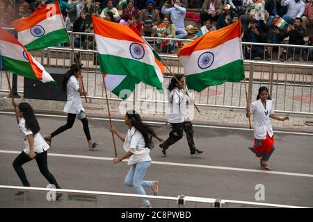 Le Signore indiane mostrano patriottismo al confine tra Attari e Wagah il giorno successivo all'attacco terroristico di Jaish-e-Mohammed in Kashmir. Foto Stock