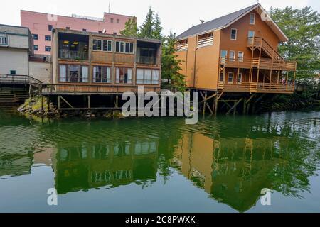 Creek Street è un luogo storico arroccato su palafitte lungo le rive del Ketchikan Creek, Alaska., Stati Uniti Foto Stock