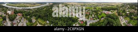 Veduta panoramica aerea della Chiesa di San Giorgio nella città di Vilkija, comune distretto di Kaunas, Lituania Foto Stock