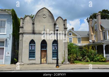 Un edificio di uffici in stile Gotico nel centro di Elizabeth City, NC, originariamente un edificio della Farmers Bank costruito nel 1855. Foto Stock