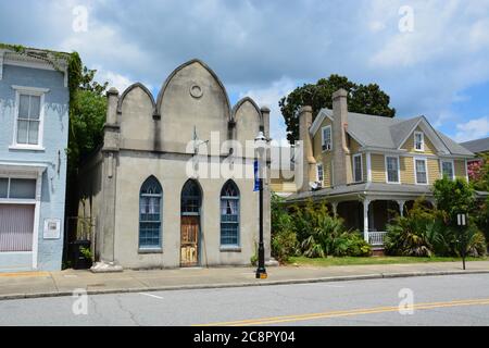 Un edificio di uffici in stile Gotico nel centro di Elizabeth City, NC, originariamente un edificio della Farmers Bank costruito nel 1855. Foto Stock