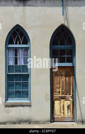 Un edificio di uffici in stile Gotico nel centro di Elizabeth City, NC, originariamente un edificio della Farmers Bank costruito nel 1855. Foto Stock