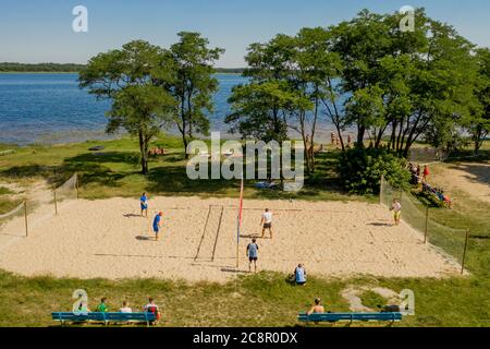 Shatsk- Ucraino 25 luglio 2020: Giocatori indefiniti in azione durante il campionato ellenico Beach Volley Masters 2020. Scatto aereo Foto Stock