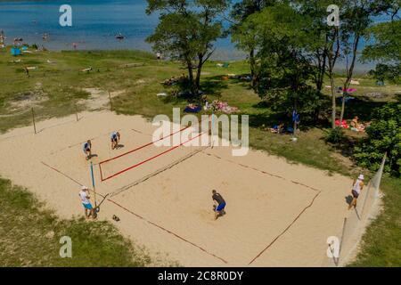 Shatsk- Ucraino 25 luglio 2020: Giocatori indefiniti in azione durante il campionato ellenico Beach Volley Masters 2020. Scatto aereo Foto Stock