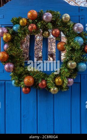 Ghirlanda di Natale sulla porta blu Foto Stock