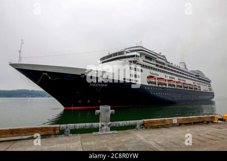 Ketchikan, Alaska - 23 luglio 2018 - il liner di crociera attraccato sul porto nel centro di Ketchikan Alaska. Foto Stock