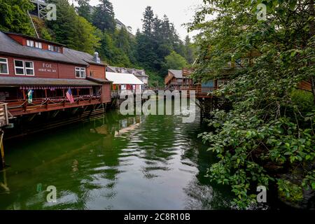 Ketchikan, Alaska - 23 luglio 2018 - Creek Street è un luogo storico arroccato su palchi lungo le rive del Ketchikan Creek in, Alaska. Foto Stock