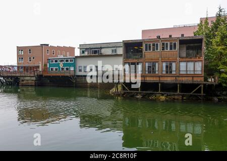 Ketchikan, Alaska - 23 luglio 2018 - Creek Street è un luogo storico arroccato su palchi lungo le rive del Ketchikan Creek in, Alaska. - Imagem Foto Stock