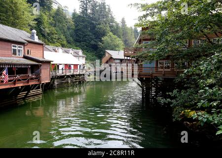 Ketchikan, Alaska - 23 luglio 2018 - Creek Street è un luogo storico arroccato su palchi lungo le rive del Ketchikan Creek in, Alaska. Foto Stock