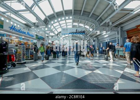 Chicago, USA - 20 luglio 2018: I viaggiatori camminano verso le porte dell'aeroporto internazionale o'Hare di Chicago negli Stati Uniti. Foto Stock