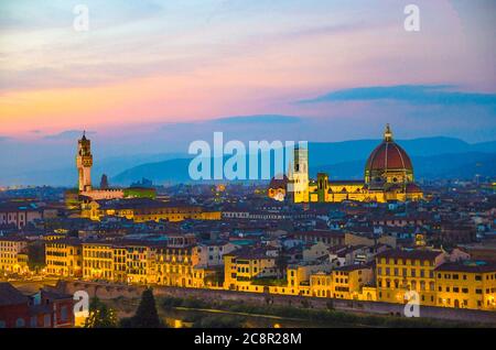 Disegno acquerello di Top veduta aerea panoramica serale della città di Firenze con Duomo Cattedrale di Santa Maria del Fiore al crepuscolo notturno, luci della città, cielo blu, Toscana, Italia Foto Stock