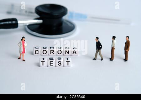 Test medico / campione di sangue Pandemic coronavirus concettuale miniatura persone fotografia – parola perline alfabeto con figura medico e strumenti medici. Im Foto Stock