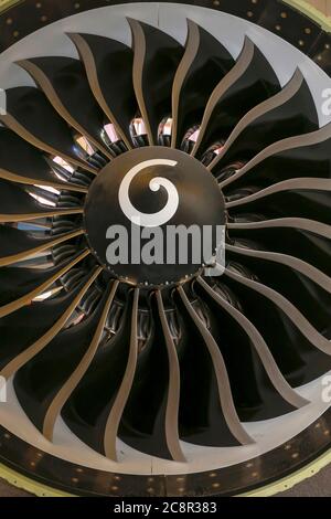 Primo piano di pale di motore e turbina di un moderno aereo civile passeggeri Foto Stock