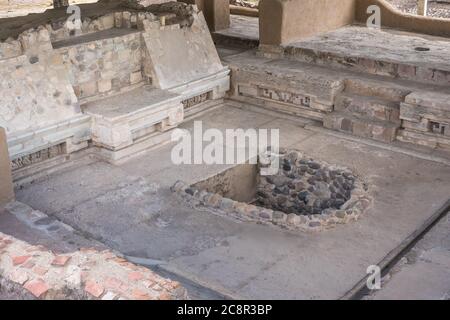 L'ingresso alla Tomba 6 nel piano del Palazzo dei Racoqui o Casa del Grande Signore nella struttura 195 nelle rovine pre-ispaniche di Zapotec Agnello Foto Stock