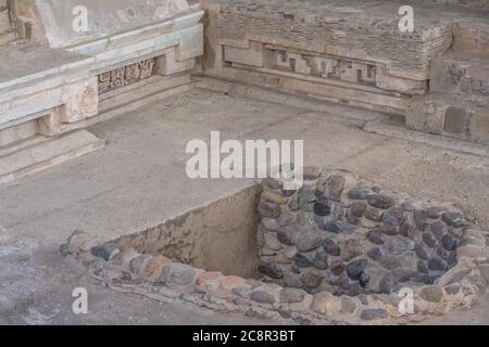 L'ingresso alla Tomba 6 nel piano del Palazzo dei Racoqui o Casa del Grande Signore nella struttura 195 nelle rovine pre-ispaniche di Zapotec Agnello Foto Stock