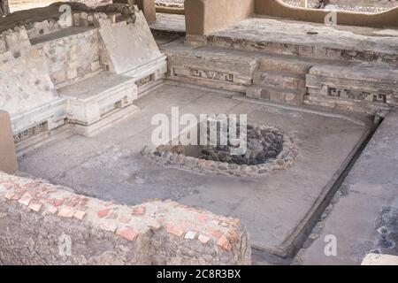 L'ingresso alla Tomba 6 nel piano del Palazzo dei Racoqui o Casa del Grande Signore nella struttura 195 nelle rovine pre-ispaniche di Zapotec Agnello Foto Stock