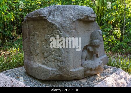 Altare 5, l'altare dei bambini, dalle rovine Olmec di la Venta. Periodo preclassico (700-400 a.C.). Museo la Venta, Villahermosa, Messico. Foto Stock