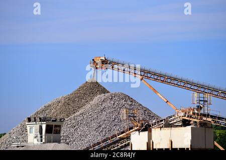 South Elgin, Illinois, Stati Uniti. Il prodotto grezzo viene impilato tramite trasportatore in un grande stabilimento di lavorazione del calcestruzzo nei sobborghi di Chicago. Foto Stock